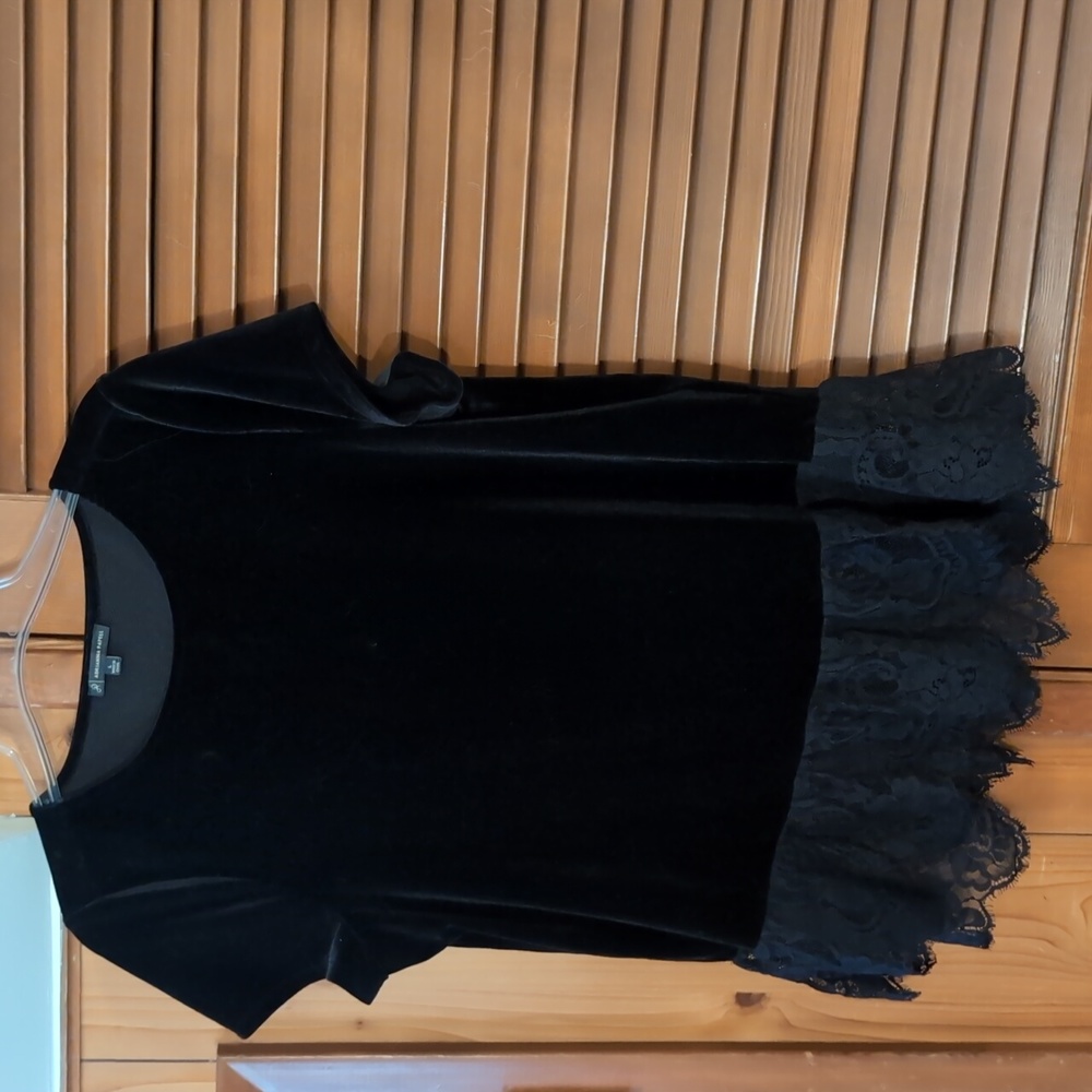 Velvety shirt with lace hem